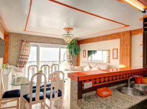 uma cozinha e sala de estar com um lavatório e uma mesa em Fuengirola playa carina em Fuengirola