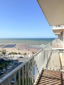 desde el balcón de un edificio con vistas a la playa en Departamento boutique frente al mar (Mdq, Varese) en Mar del Plata