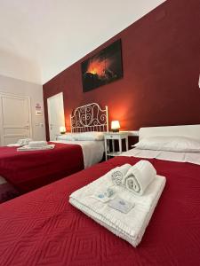 - une chambre d'hôtel avec 2 lits et des serviettes dans l'établissement Etna Rooms, à Catane