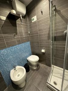 ein Badezimmer mit Toilette, Waschbecken und Dusche in der Unterkunft Etna Rooms in Catania + 32 Fotos