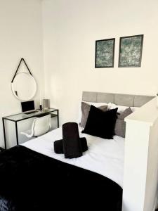 斯托克波特New Studio Apt Central》Private》 Free Parking》WiFi的一张带黑色枕头和镜子的白色床