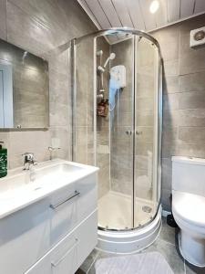 斯托克波特New Studio Apt Central》Private》 Free Parking》WiFi的带淋浴、水槽和马桶的浴室
