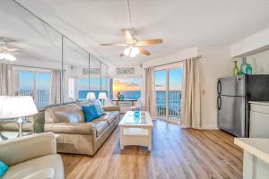 een woonkamer met een bank en een koelkast bij Belleair Beach Club 212 in Clearwater Beach