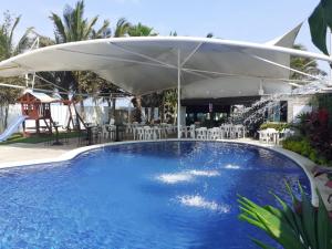 Bazén v ubytování Hotel La Estrella Polar nebo v jeho okolí