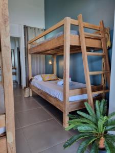 - une chambre avec des lits superposés dans l'établissement EAST KEYS - Lucy's Bay, à Hyacinthe