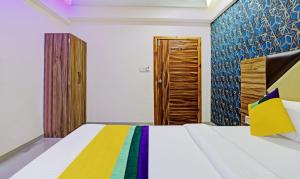 um quarto com uma cama com um cobertor colorido em Itsy By Treebo - Rk Palace em Vadodara