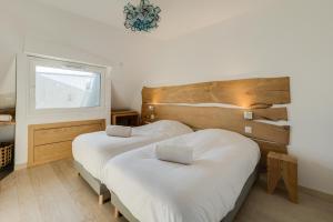 een slaapkamer met 2 bedden en een raam bij LE SAPHIR in Annecy