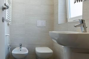 un piccolo bagno con lavandino e servizi igienici di Leader Apartment 1 a Milano