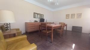 sala de estar con mesa de madera y sofá en Departamento Amplio 3 ambientes - Belgrano en Buenos Aires