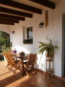 Fotografia z galérie ubytovania Confortable chalet individual con piscina y jardín v destinácii Cala en Blanes