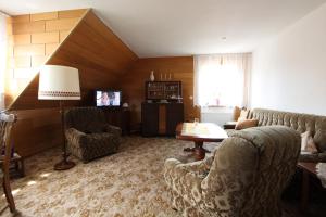 a living room with two couches and a table at Oma Hennys Bergnest in Clausthal-Zellerfeld