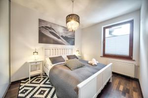 Posteľ alebo postele v izbe v ubytovaní VisitZakopane - Jasny Apartment