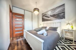 Posteľ alebo postele v izbe v ubytovaní VisitZakopane - Jasny Apartment