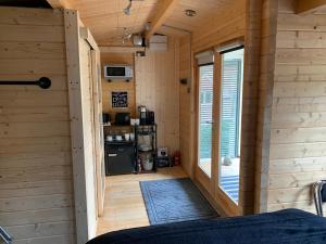 Habitación pequeña con cocina en una cabaña de madera en Beauslodge Authentic Log Cabin With Private Hot Tub en Arford