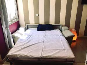 małe łóżko w pokoju z oknem w obiekcie Vivienda Vacacional Vaiana w mieście Las Rosas