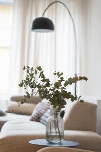 Eine Vase mit Blumen auf dem Tisch. in der Unterkunft Snoring Bastards in Ostende