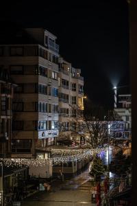 un edificio con luces de Navidad en una ciudad por la noche en Snoring Bastards en Ostende