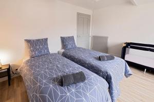 zwei nebeneinander stehende Betten in einem Schlafzimmer in der Unterkunft Le Familial - Tout équipé - Proche centre in Montluçon