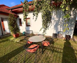 un tavolo e sedie nel cortile di una casa di Apartmán se zahradou 20 minut do centra Prahy a Ořech