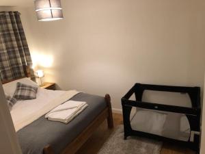 una piccola camera con letto e lampada di Neptune's Apartment a Fort William