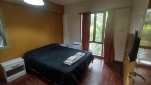 um quarto com uma cama com duas toalhas em Departamento Altos Mendoza Calle Chile Cochera Gratis! em Mendoza