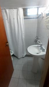 uma casa de banho com uma cortina de chuveiro branca e um lavatório. em Departamento Altos Mendoza Calle Chile Cochera Gratis! em Mendoza