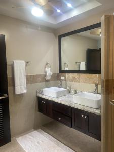 Ένα μπάνιο στο Placencia Pointe Townhomes #5