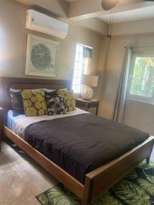 Un pat sau paturi într-o cameră la Placencia Pointe Townhomes #5