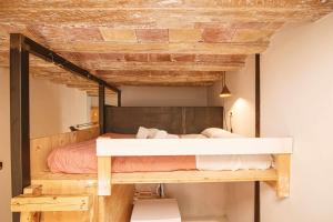 En eller flere senge i et værelse på Bonito apartamento en el Barri Vell Girona