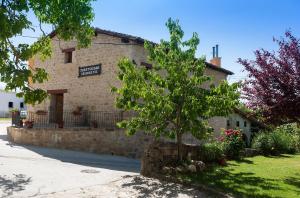 a stone building with a tree in front of it at Casa Rural Aranaratxe in Aranarache