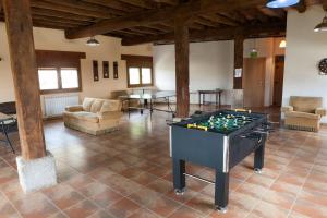 una gran sala de estar con una mesa de billar en el centro en Casa Rural Aranaratxe, en Aranarache