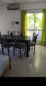 jadalnia ze stołem i krzesłami oraz oknem w obiekcie Departamentos San Rafael w mieście San Rafael