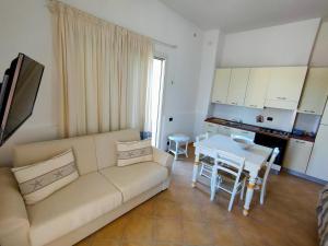 ein Wohnzimmer mit einem Sofa und einem Tisch in der Unterkunft Pan Di Zucchero in Nebida