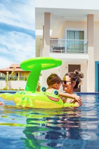 Bazén v ubytování Orquídeas Praia Hotel nebo v jeho okolí
