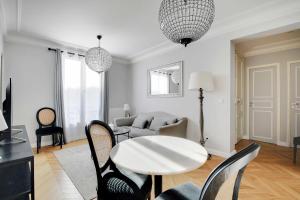 Charming Apartment- 1BR4P- Place victor hugo