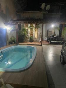 a large hot tub in a yard with a car at Casa grande e bela in Porto Seguro