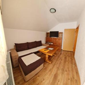 a small living room with a bed and a table at Apartman Azul in Podastrana