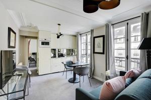 Zdjęcie z galerii obiektu Authentic apartment - 1BR-4P - Near the Louvre w Paryżu