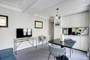 Zdjęcie z galerii obiektu Authentic apartment - 1BR-4P - Near the Louvre w Paryżu