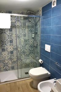 uma casa de banho com um chuveiro, um WC e um lavatório. em DioNilo 30 em Nápoles