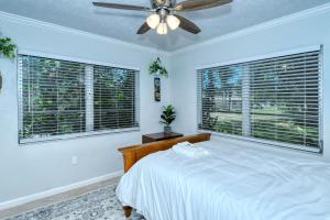 - une chambre avec un lit et un ventilateur de plafond dans l'établissement Walk to Beach, Restaurants, Shopping/Hot Tub!, à Sarasota