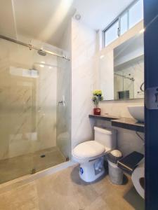 巴尼奧斯的住宿－Xperience Hotel Ec，带淋浴、卫生间和盥洗盆的浴室