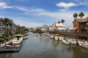 une rivière avec des bateaux dans une ville avec des maisons dans l'établissement Walk to Beach, Restaurants, Shopping/Hot Tub!, à Sarasota