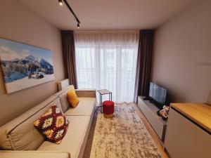 Televízia a/alebo spoločenská miestnosť v ubytovaní Apartament D2 Karpatia - 5D Apartamenty