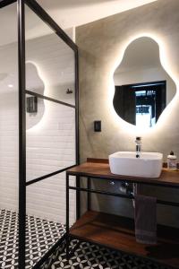 W łazience znajduje się umywalka i lustro. w obiekcie Hermoso y cómodo mini LOFT 3 w mieście Meksyk