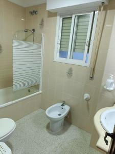 uma casa de banho com um WC, um lavatório e um chuveiro em PISO EN 2* LINEA DE PLAYA em Barbate