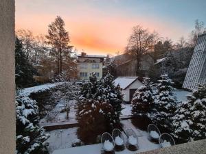 pokryty śniegiem ogród z budynkiem w tle w obiekcie Rezydencja Green Hill - ekskluzywny dom w Karpaczu w mieście Karpacz