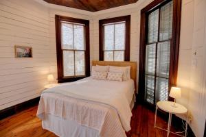 Кровать или кровати в номере Historic 1899 Home for Summer