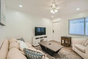 uma sala de estar com um sofá e uma televisão em Tropical Retreat ** 2 BR ** Singer Island em West Palm Beach