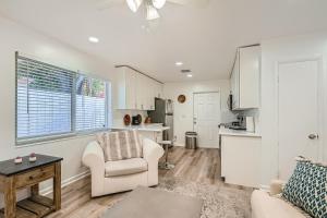 uma sala de estar com um sofá e uma cadeira e uma cozinha em Tropical Retreat ** 2 BR ** Singer Island em West Palm Beach